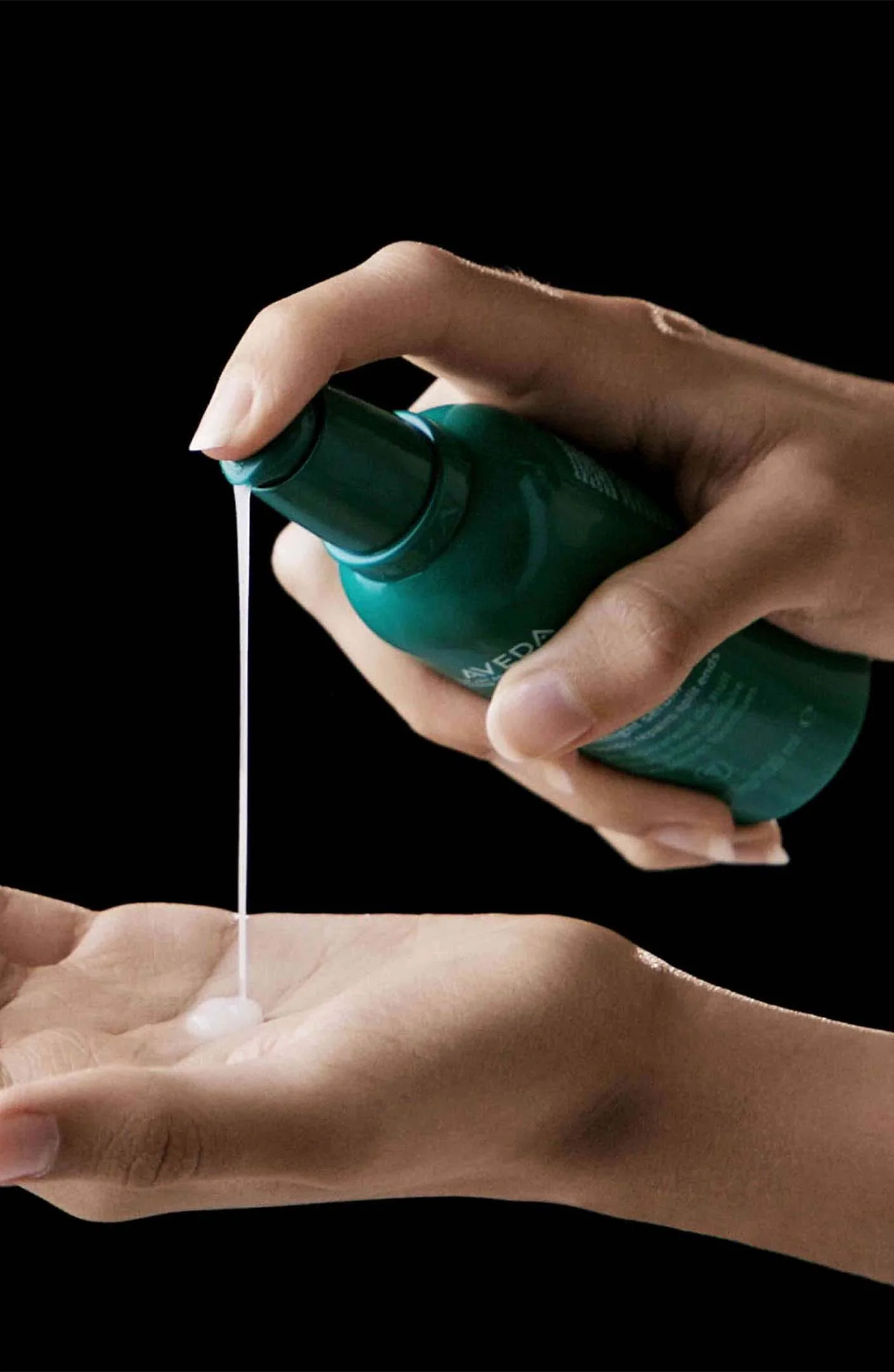 Botanical Repair™ Strengthening Overnight Serum - Image 3