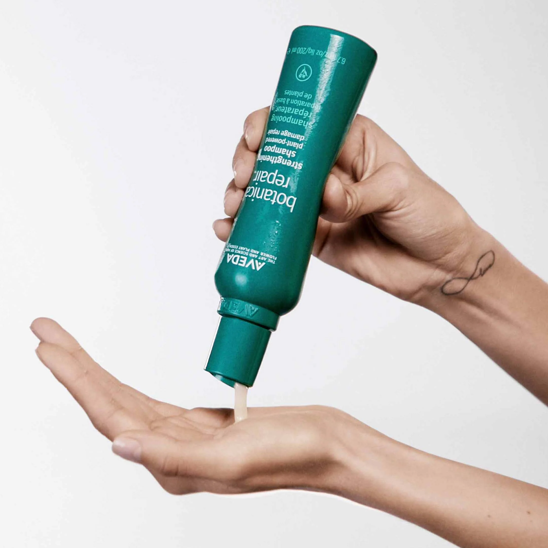 Botanical Repairâ„¢ Strengthening Shampoo - Image 3