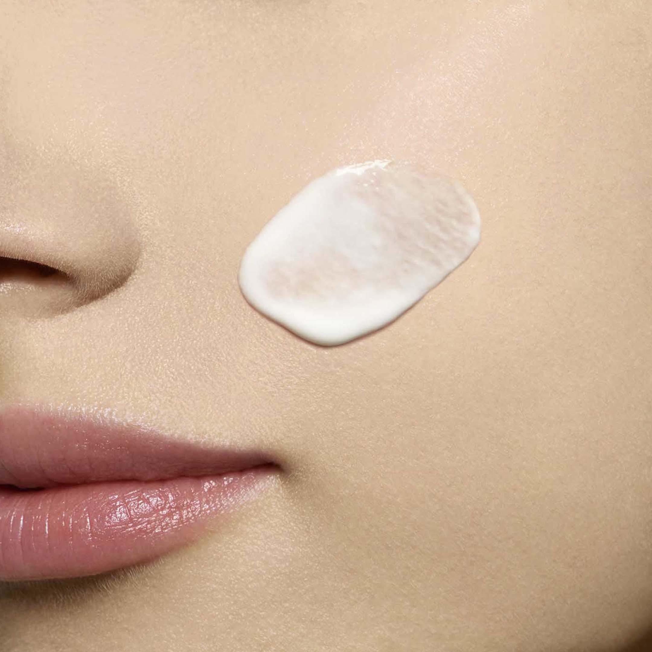 Bright Plus Dark Spot-Targeting Milky Essence - Image 5