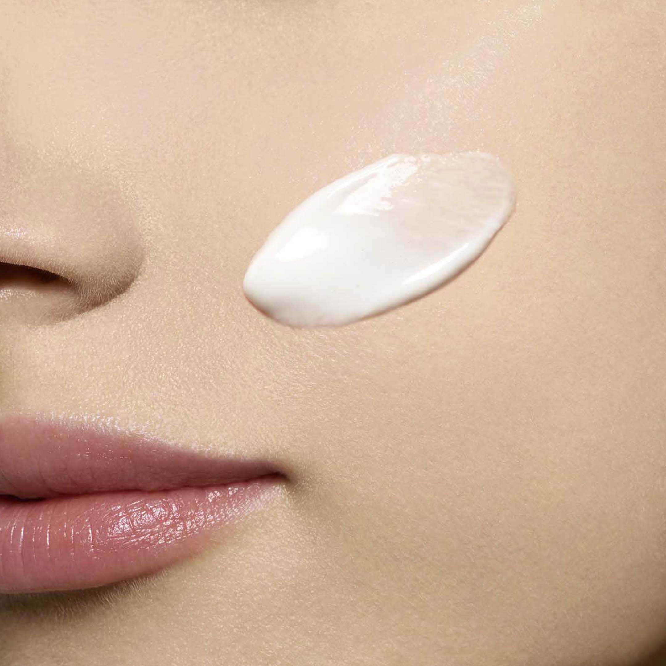 Bright Plus Dark Spot-Targeting Moisturizing Emulsion - Image 5