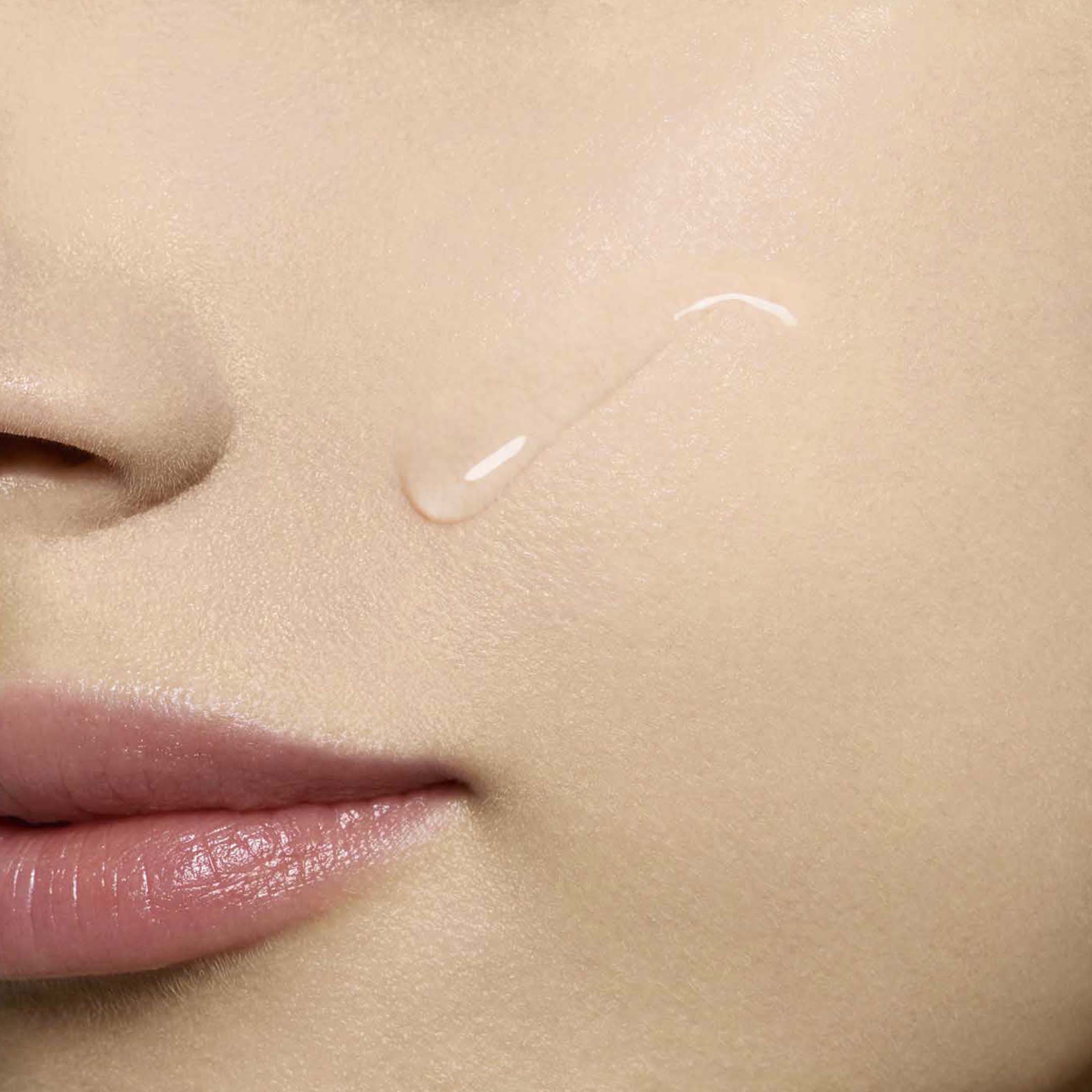 Bright Plus Dark Spot-Targeting Treatment Essence - Image 5
