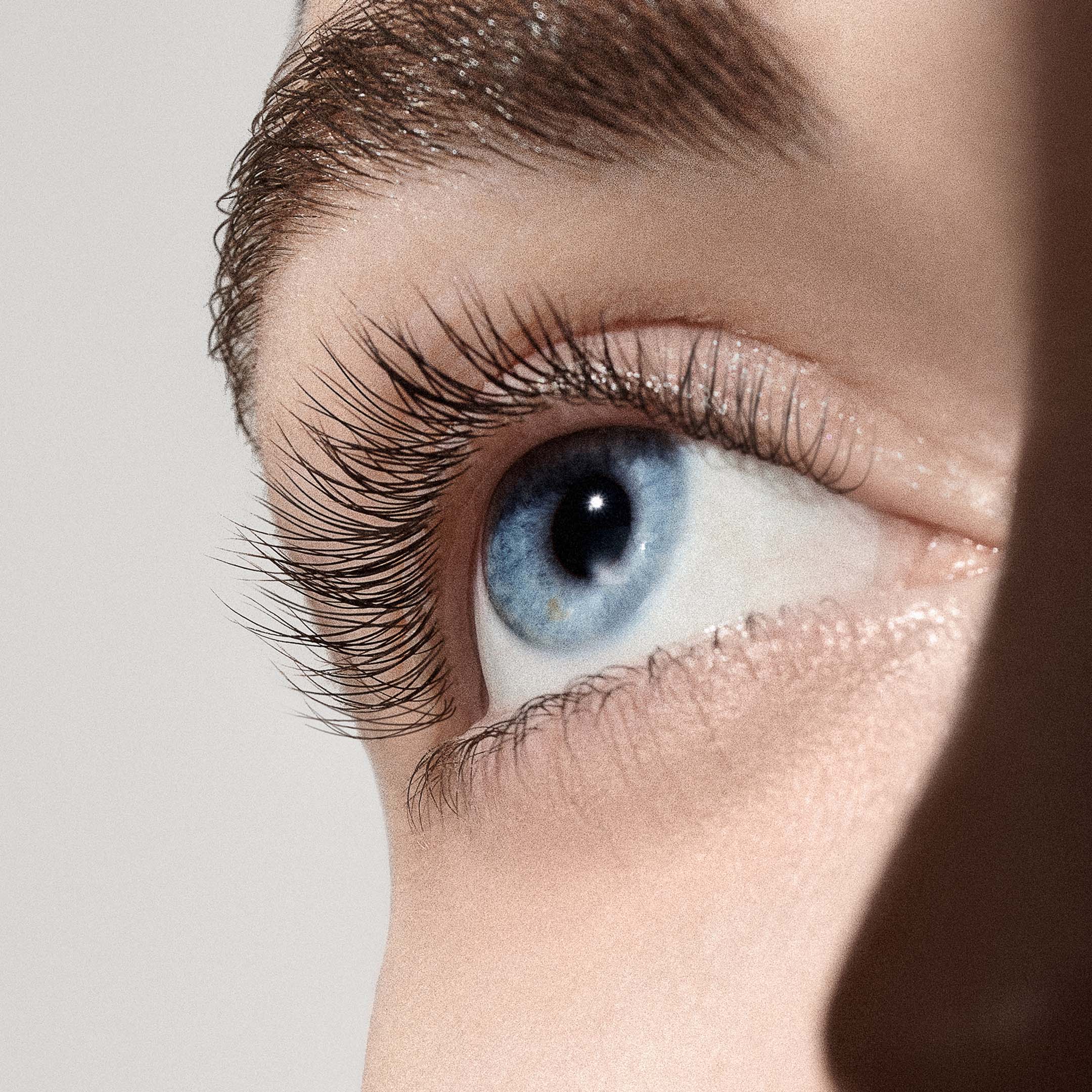 The Eyebrow And Lash Enhancing Serum - Image 5