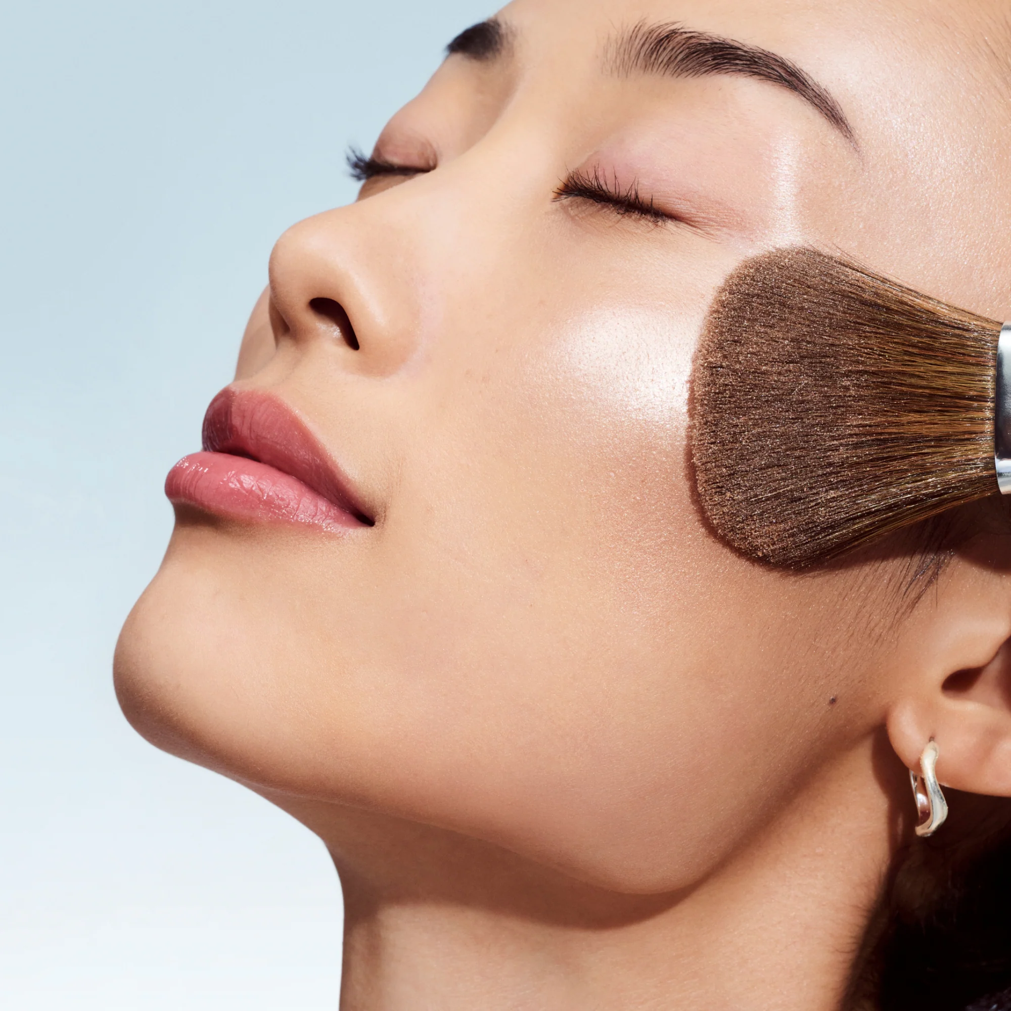 True Highlight™ Weightless Illuminator Highlighter - Image 9
